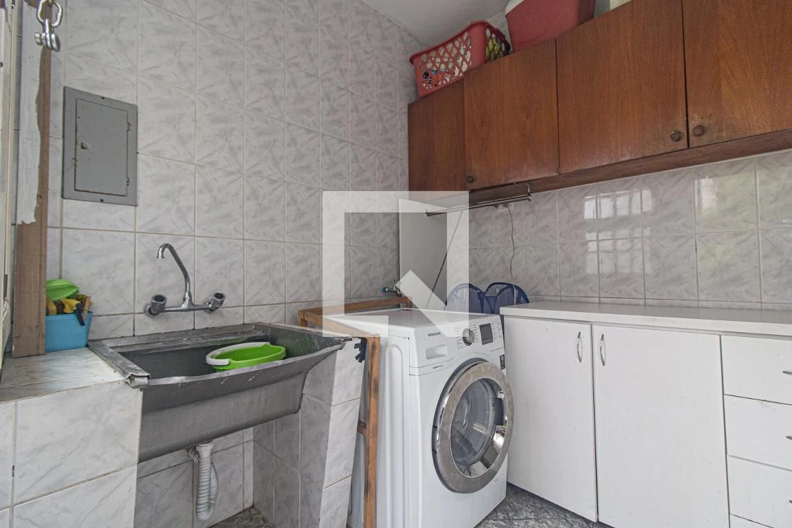 3-bedroom house with a walk-in closet in Curitiba — photo 47
