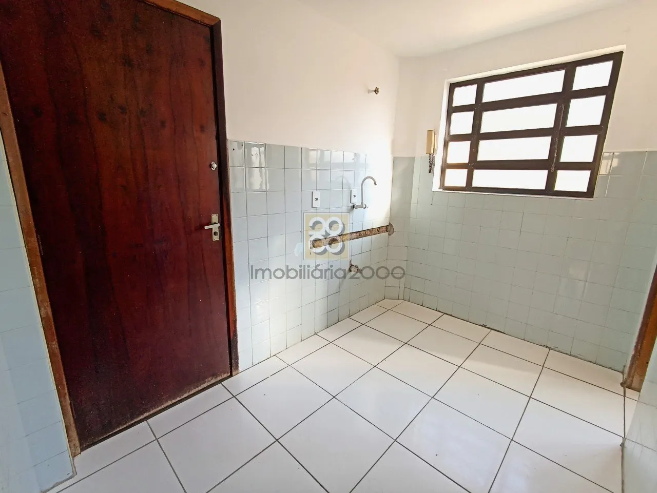 Wood or laminate floors in a 3-bedroom apartment, 60 m² — photo 2