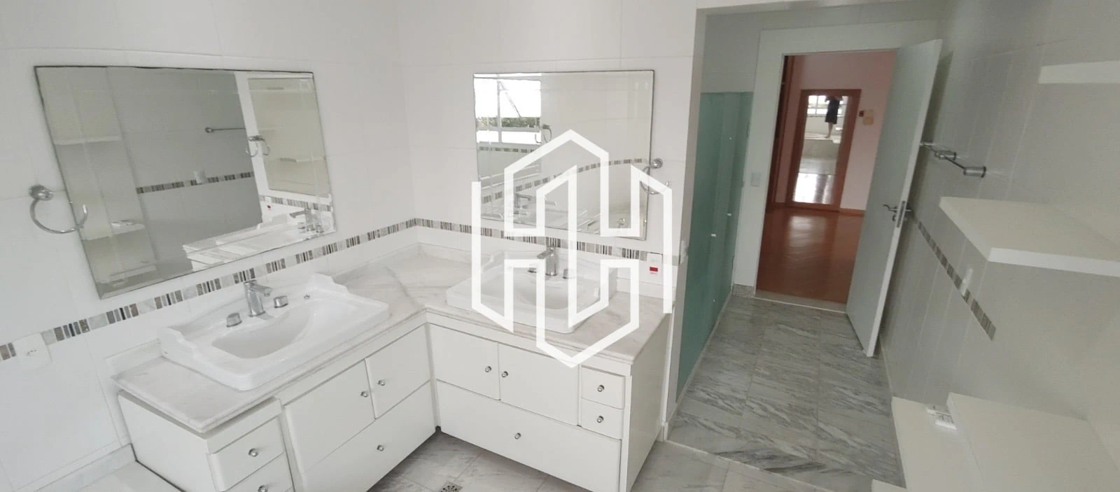 1500 m² house with floor-to-ceiling windows and a bathtub — photo 19