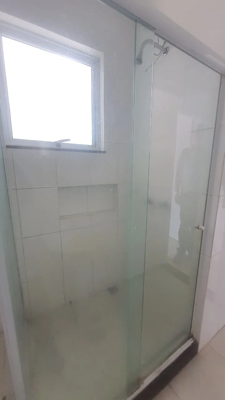 Apartamento com 2 quartos e banheiro com box de vidro — photo 5