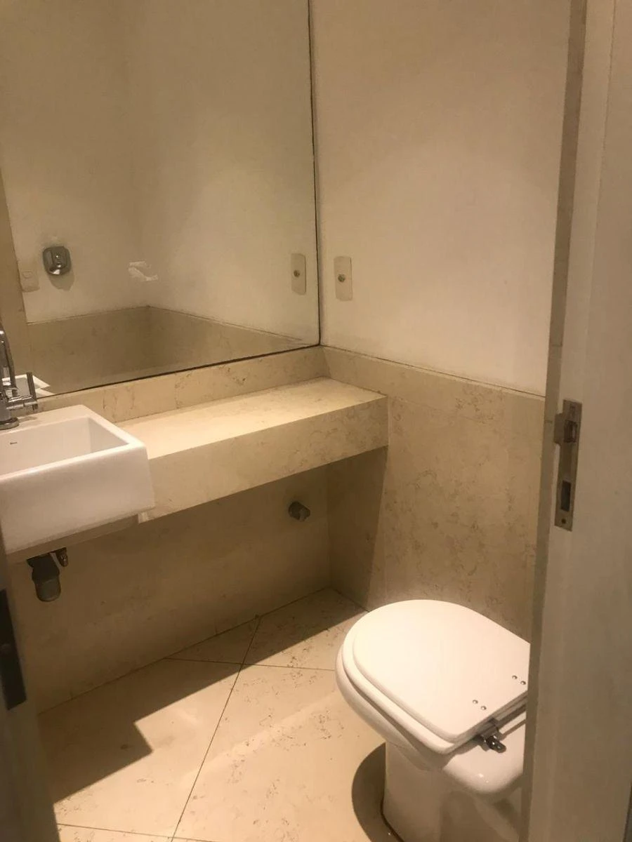 Bathtub in a 4-bedroom apartment, 238 m² — photo 8