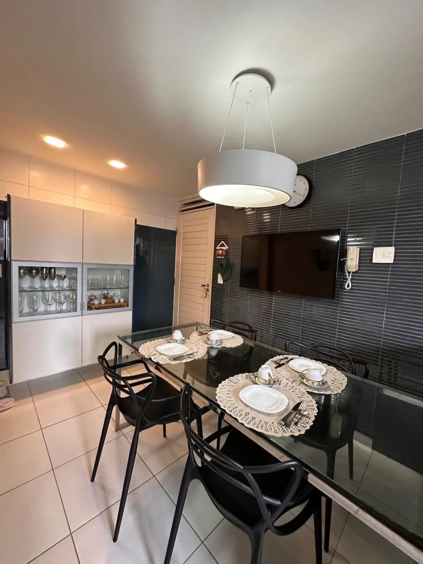 Furnished 180 m² apartment with 3 en-suites and balcony — photo 15
