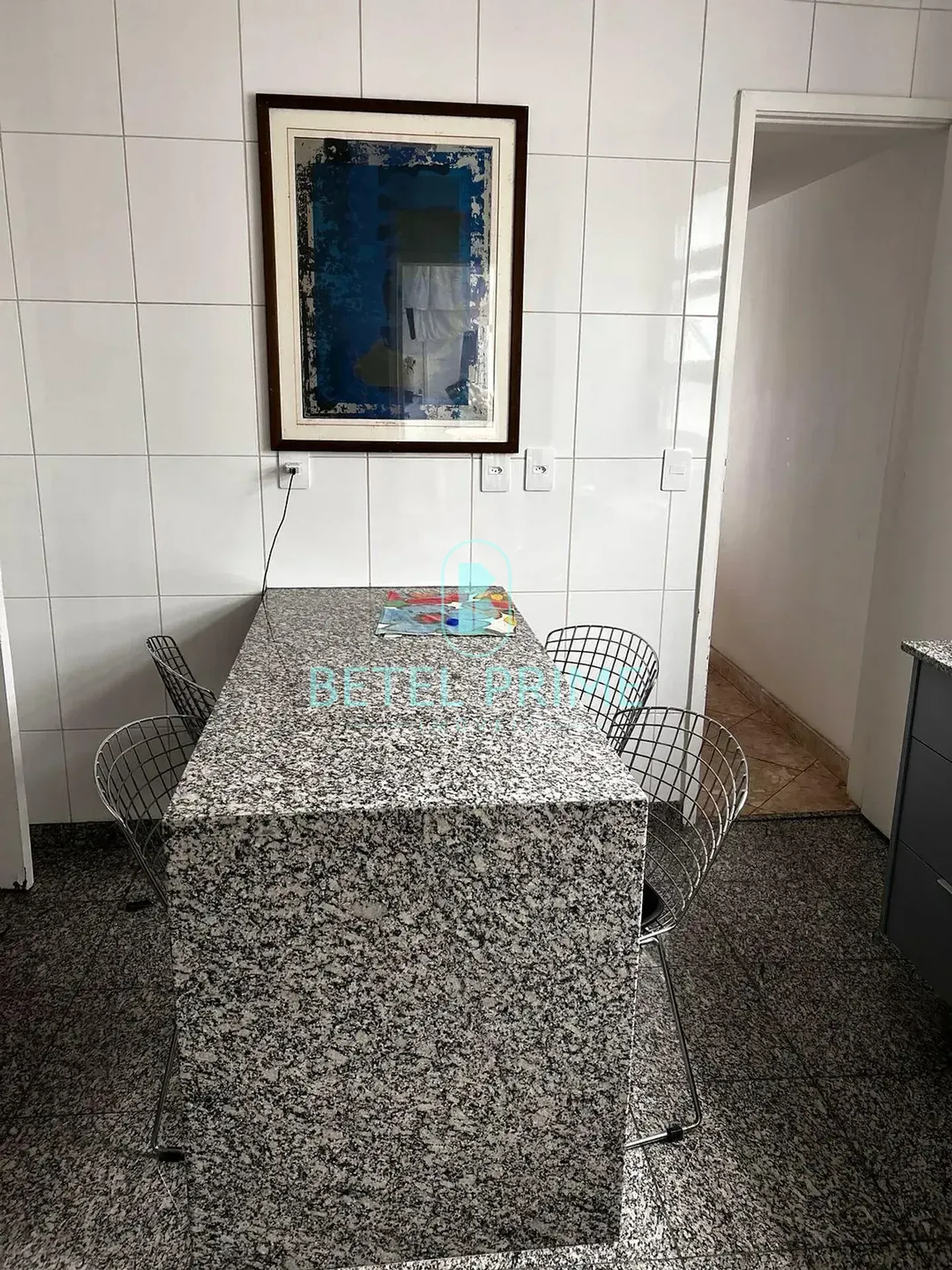 Unfurnished 3-bedroom rental apartment with a balcony — photo 23