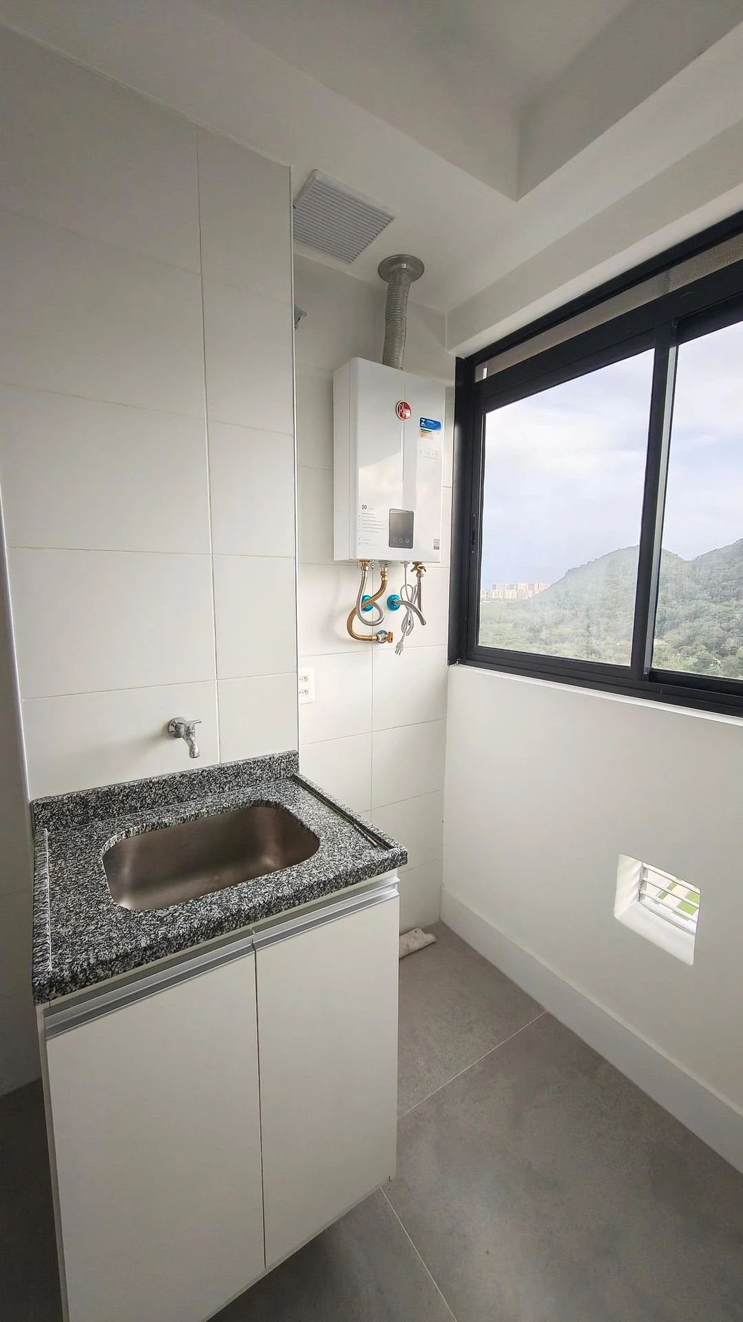 Unfurnished apartment with 2 bedrooms and open-plan kitchen — photo 27