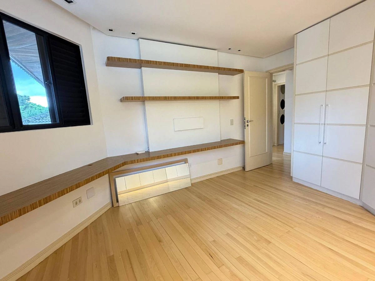 4-bedroom house with a bathtub — photo 14