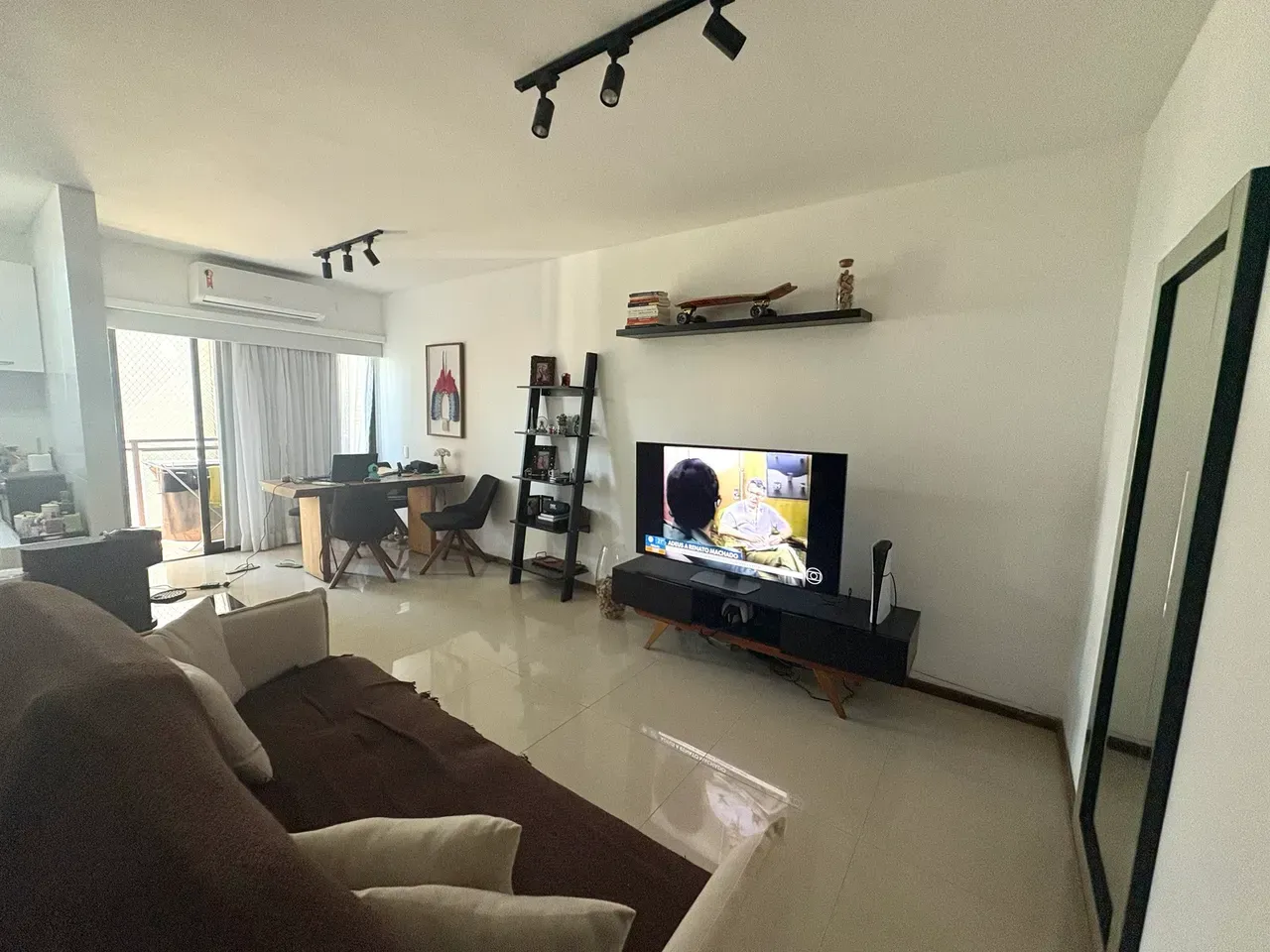 Furnished 1-bedroom apartment with city and water view — photo 10
