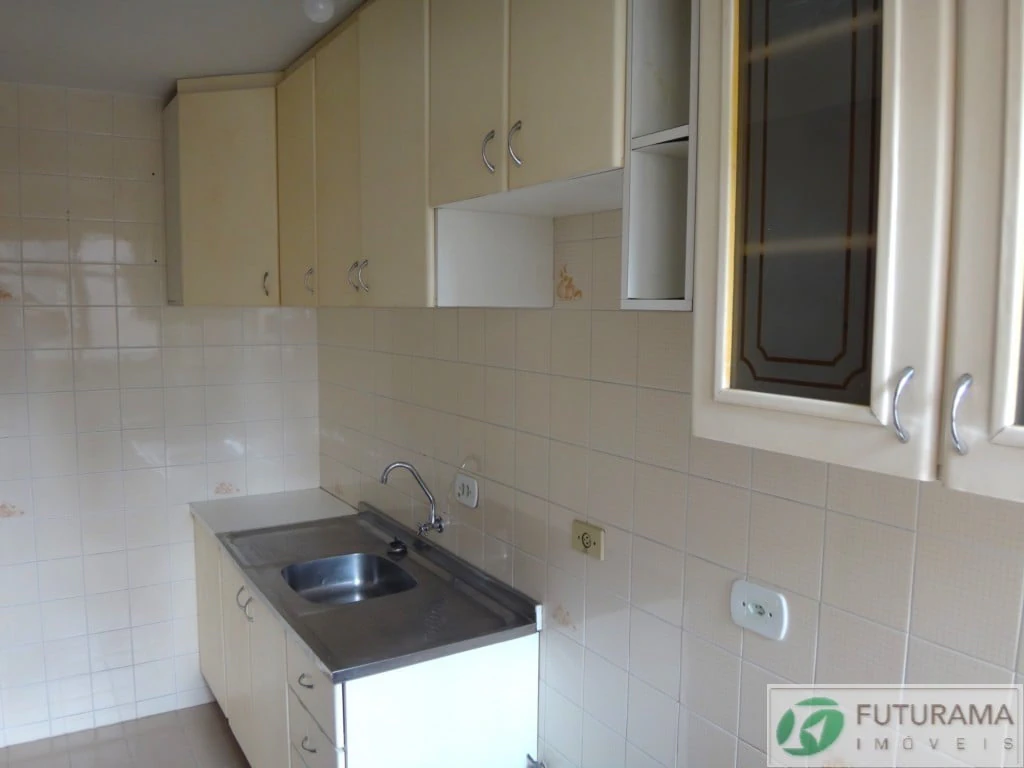 2-bedroom apartment with wood or laminate floors — photo 4