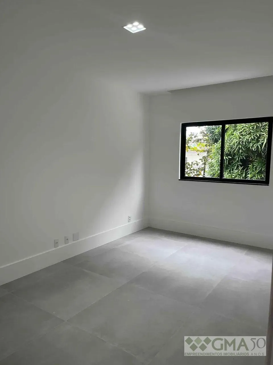 Unfurnished house with open-plan kitchen and 3 parking spots — photo 7