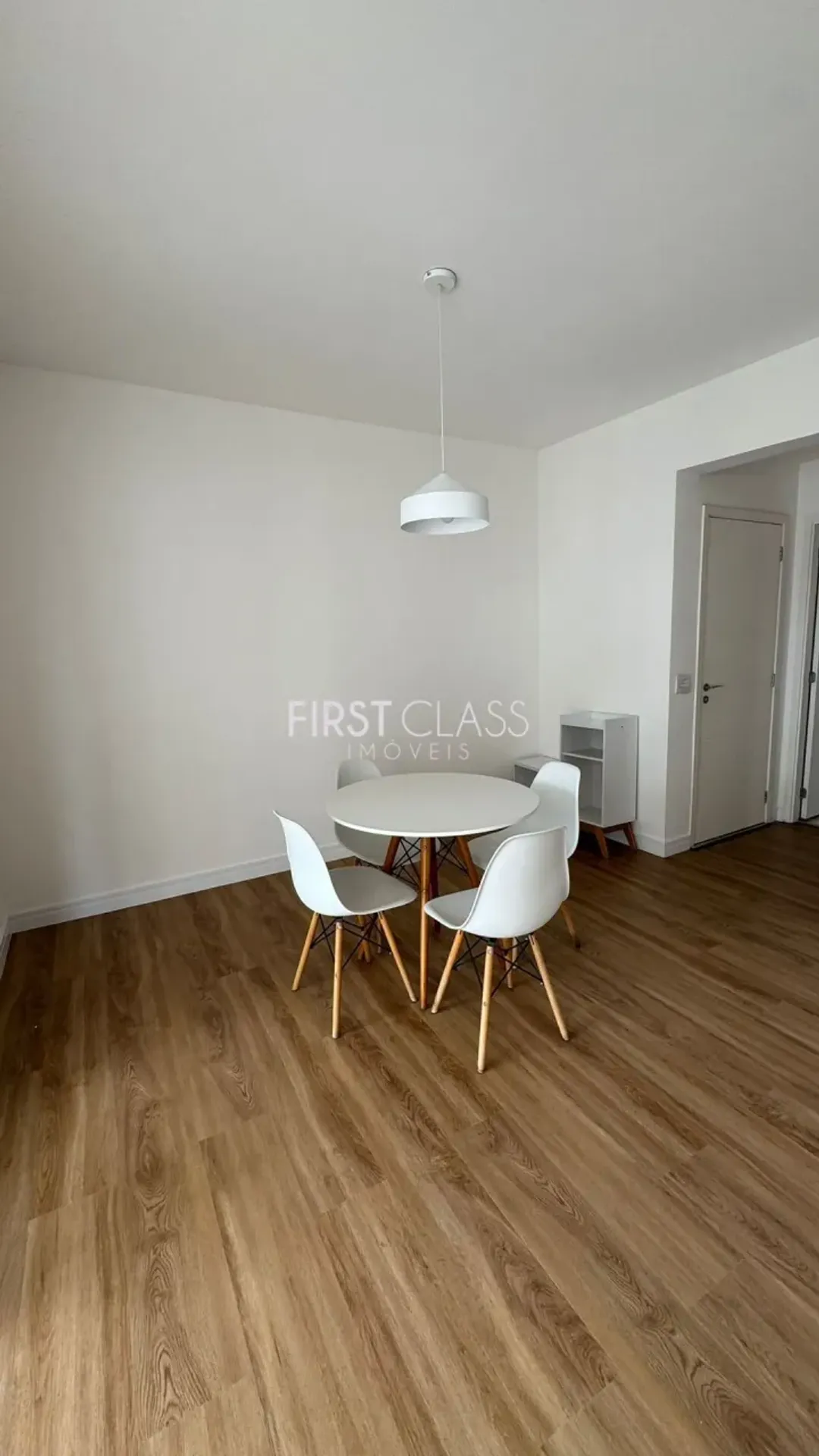 Wood or laminate floors in a 3-bedroom apartment, 113 m² — photo 9