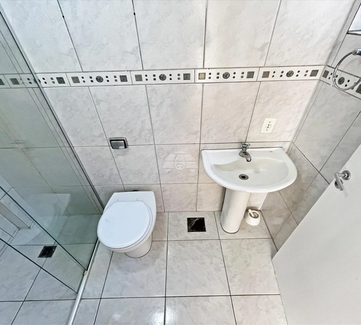 2-bedroom apartment with wood or laminate floors in Curitiba — photo 12