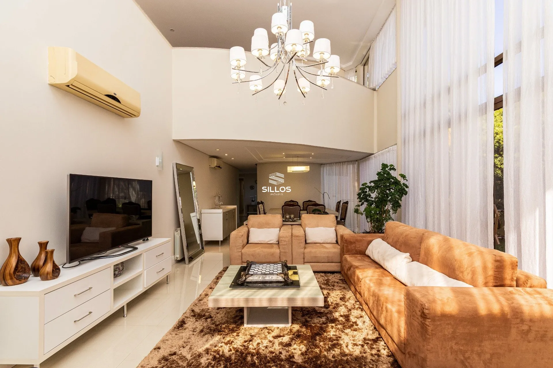 House with 4 bedrooms, 8 parking spaces in a condo