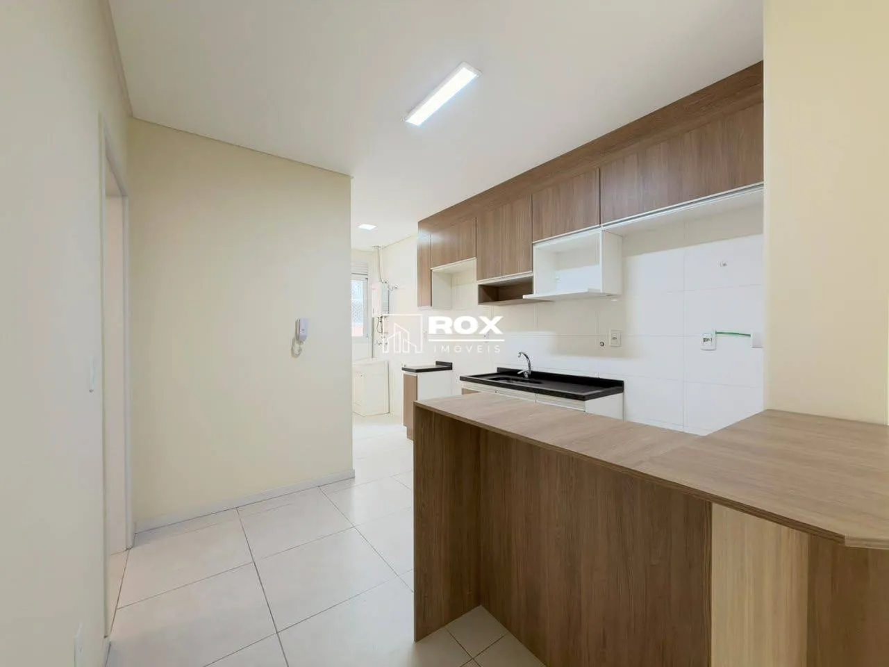 Glass-enclosed balcony in a 3-bedroom apartment, 105 m²