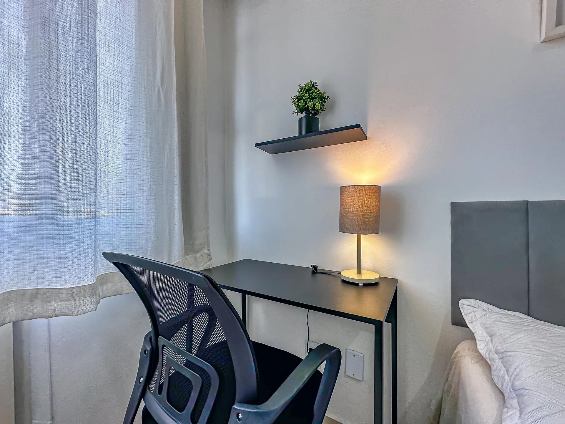 Furnished 1-bedroom apartment with an open kitchen — photo 15