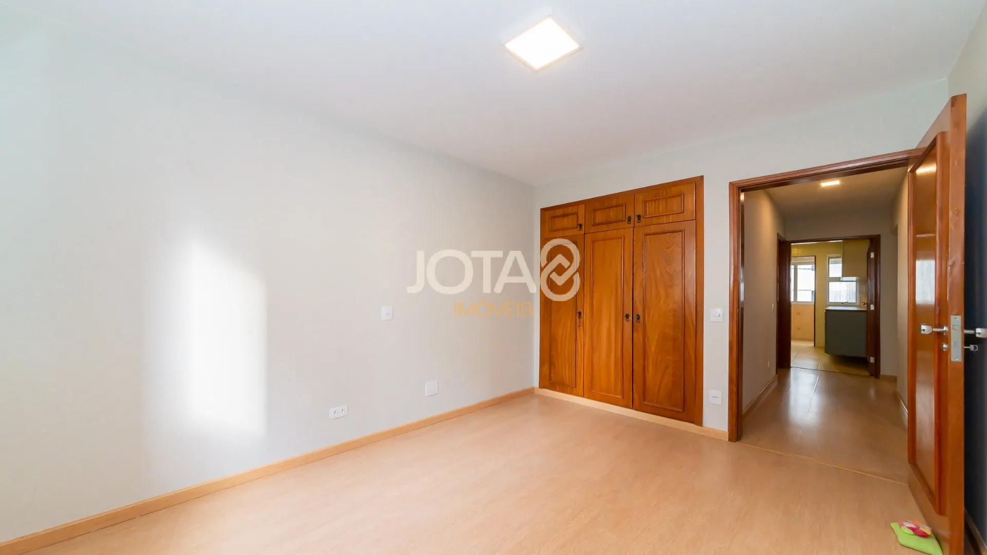 3-bedroom apartment with wood or laminate floors in Curitiba — photo 20
