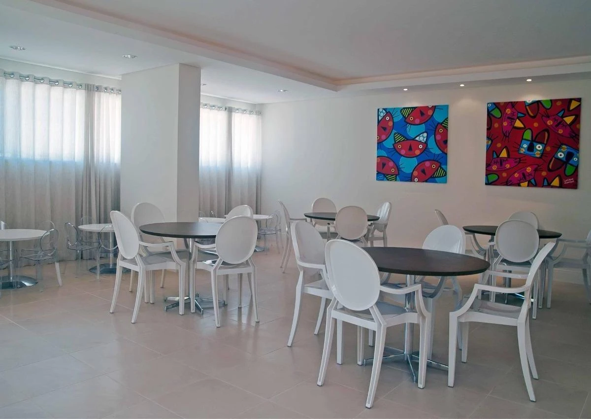 Balcony with a grill in a 2-bedroom apartment, 69 m² — photo 25