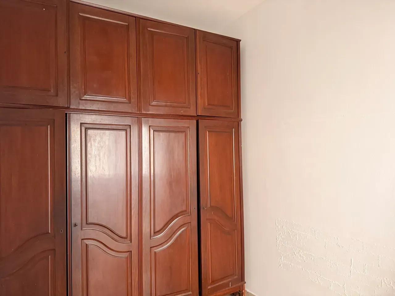 2-bedroom apartment with 1 bathroom and glass shower — photo 7