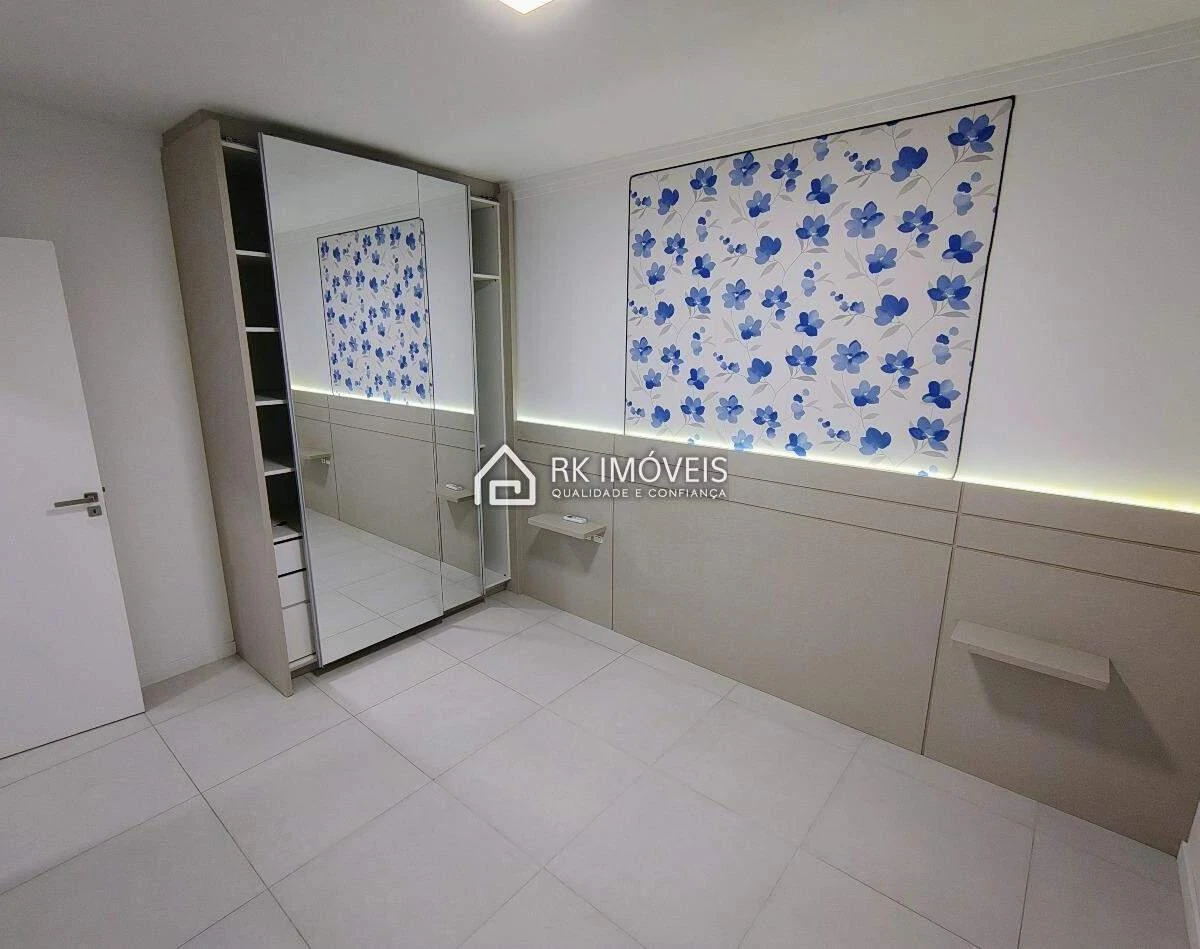 One-bedroom apartment in a building with a pool — photo 9
