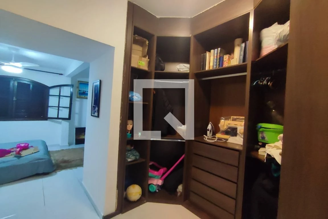 House with 3 bedrooms and a private backyard — photo 22