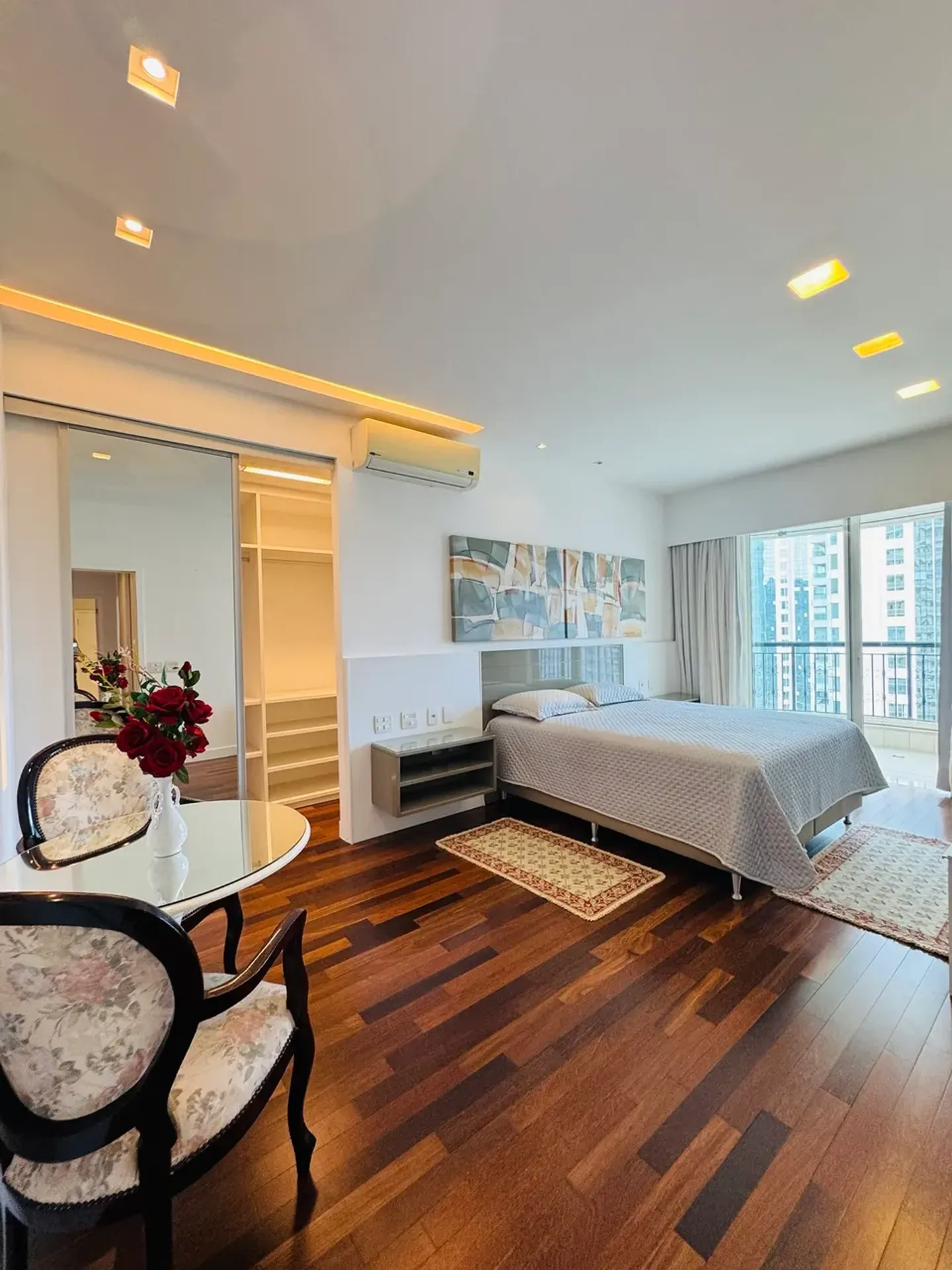 Furnished apartment, 295 m², with floor-to-ceiling windows — photo 2