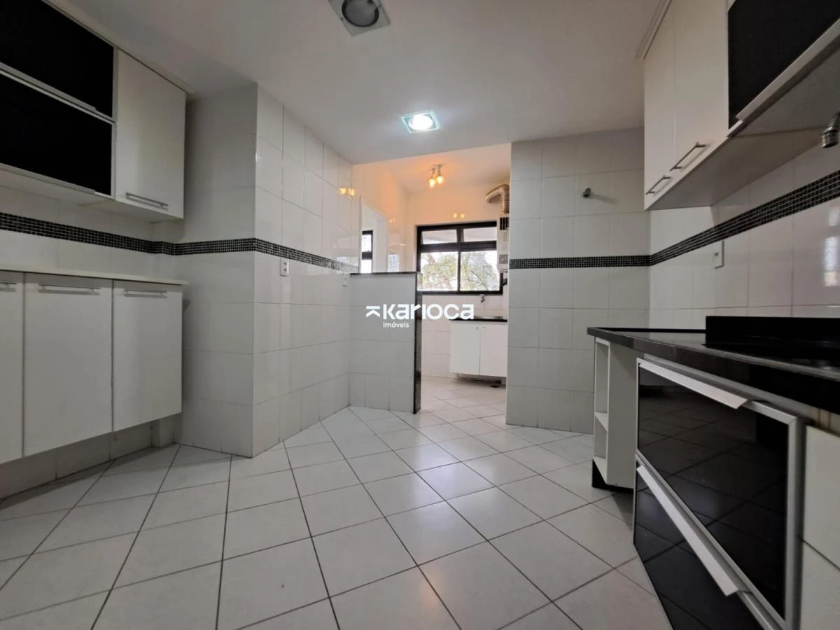 2-bedroom apartment with a glass-enclosed balcony — photo 2