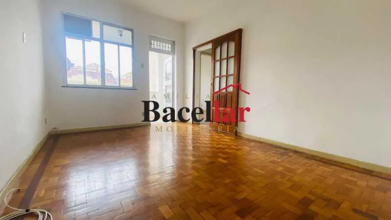 Wood or laminate floors in a 2-bedroom apartment, 83 m² — photo 5