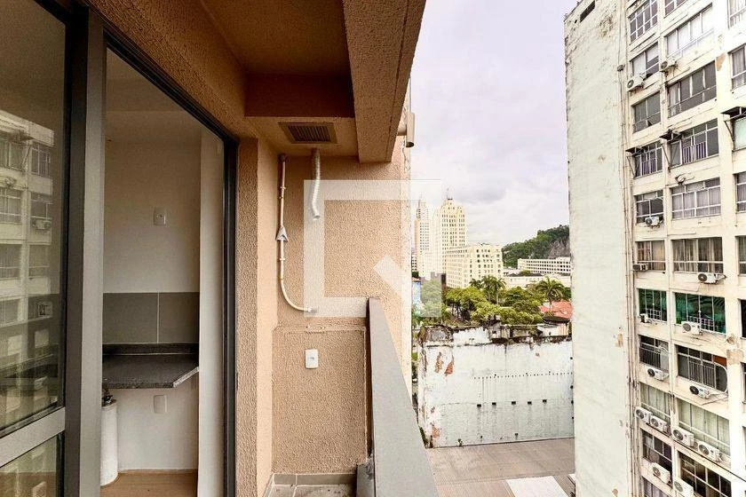 Balcony with a grill in a one-bedroom apartment, 33 m² — photo 6