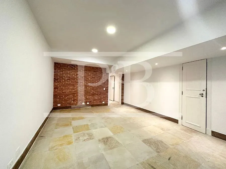 3-bedroom apartment with enclosed glass balcony — photo 13
