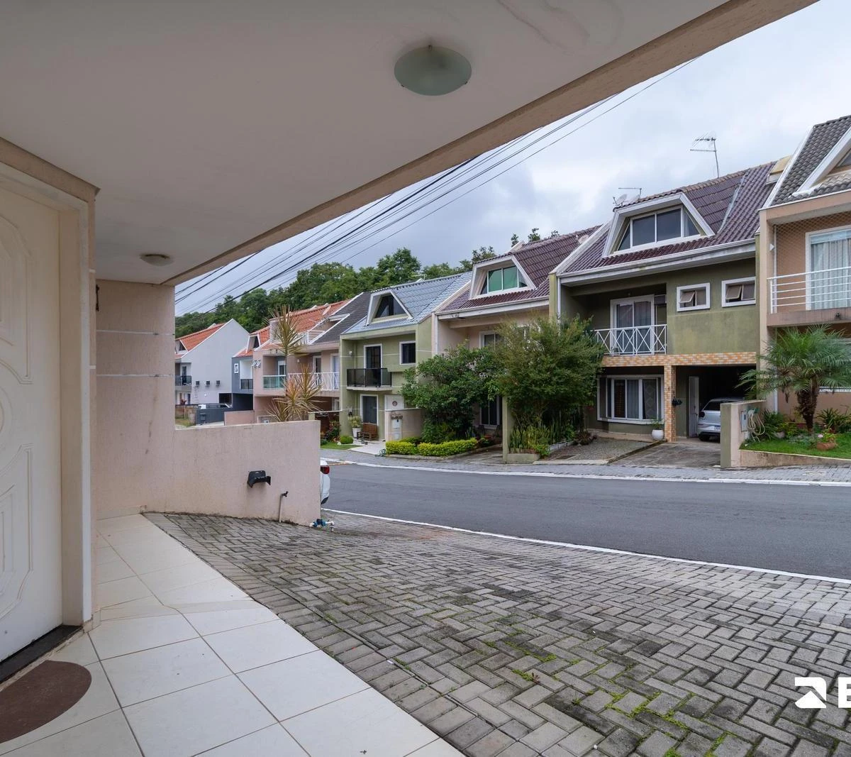 Balcony with a grill in a 3-bedroom house, 118 m² — photo 32