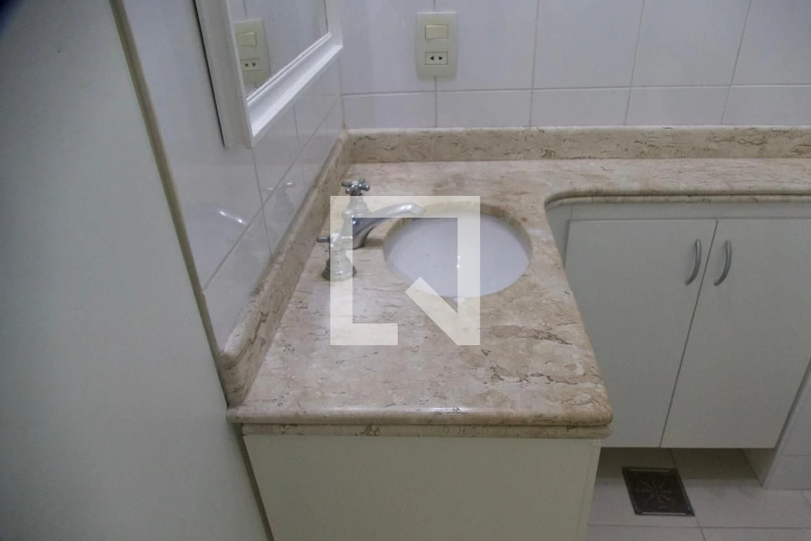 Unfurnished 1-bedroom apartment with a separate kitchen — photo 36
