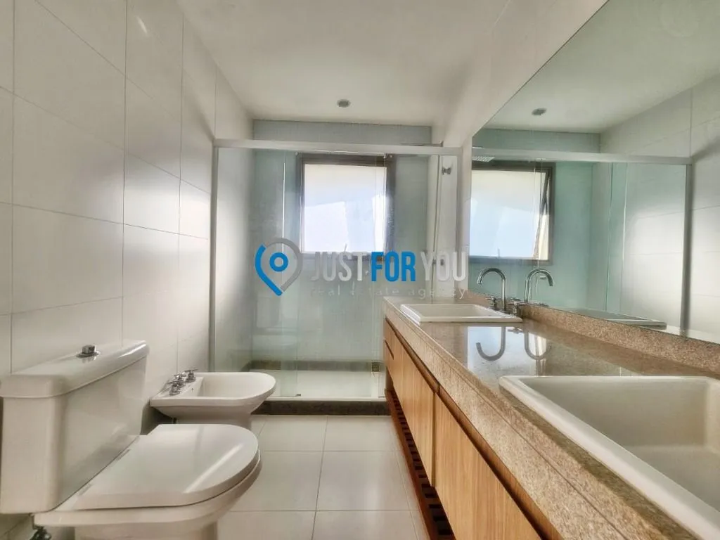 4-bedroom apartment with 233 m² and 5 bathrooms — photo 23