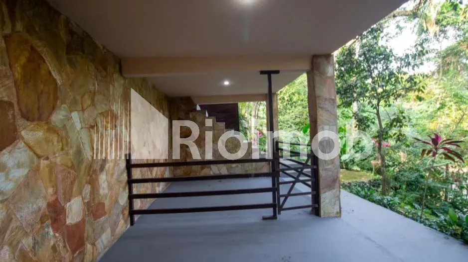 Casa de 4 dormitorios con 4 baños y parrilla embutida — photo 18