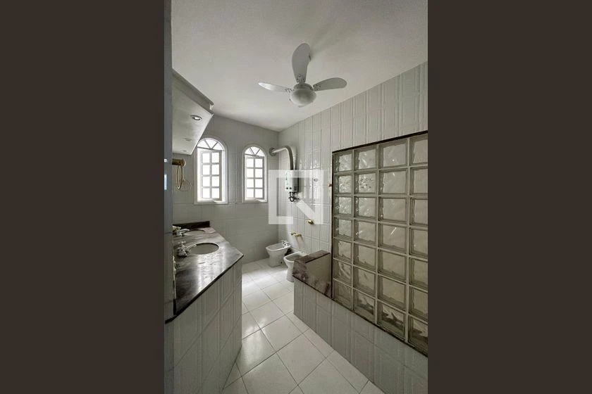 4-bedroom rental apartment with 225 m² and parking — photo 39