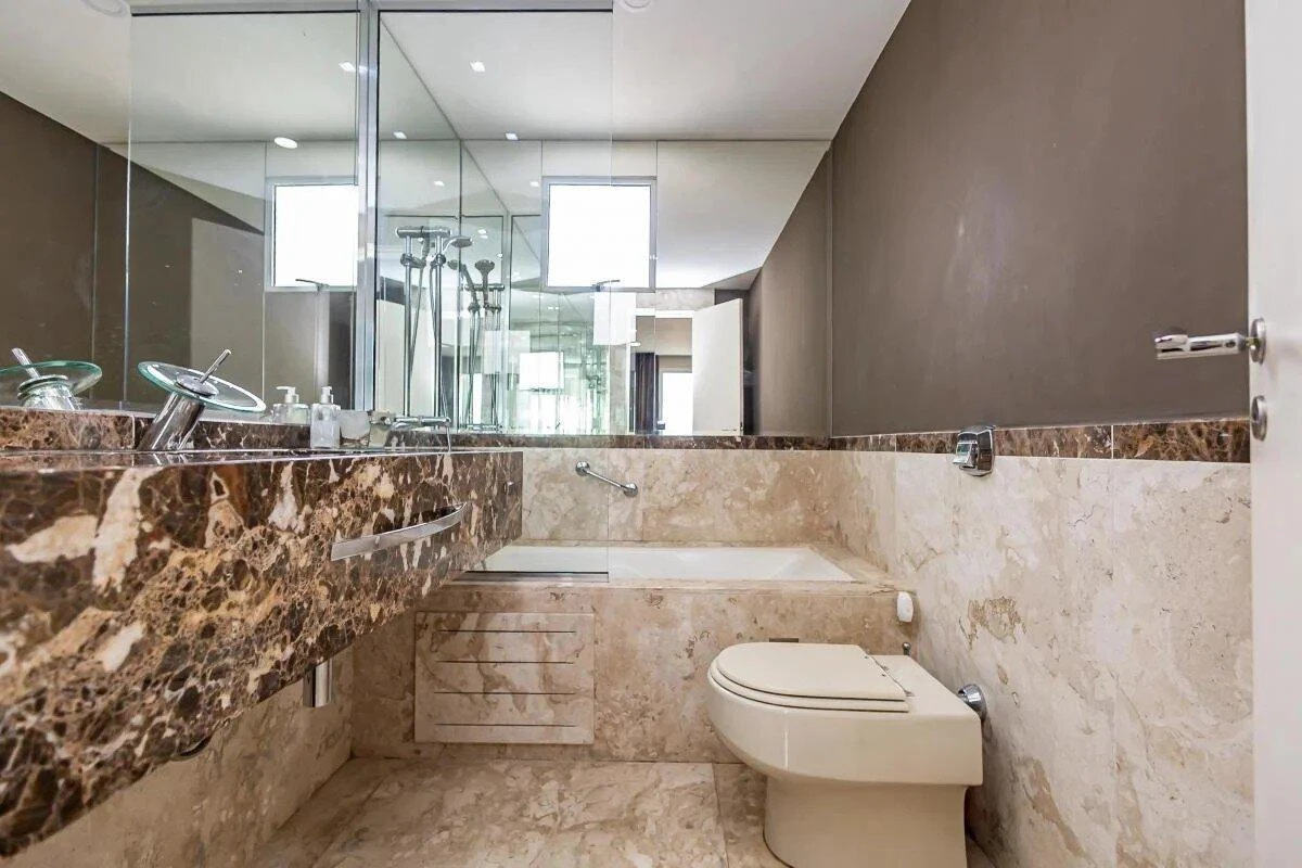 3-bedroom apartment with a bathtub in Curitiba — photo 13