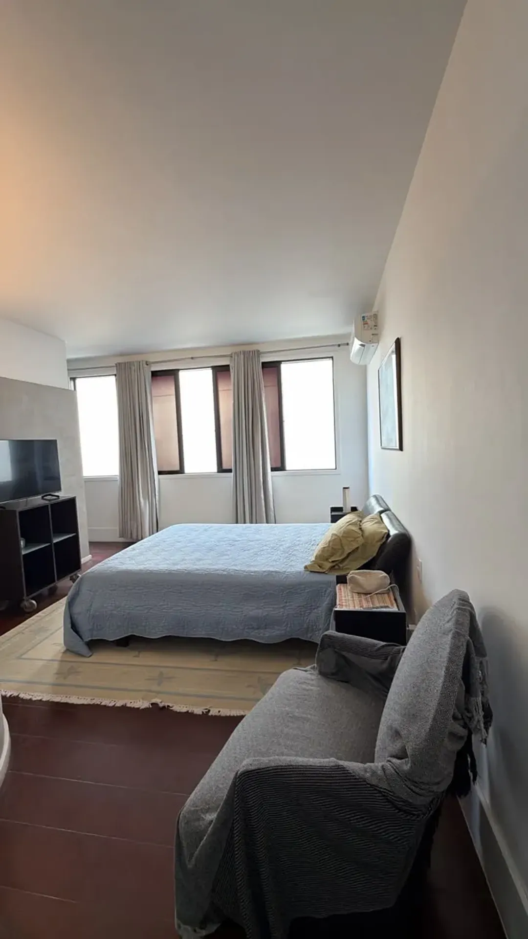Furnished apartment with 4 bedrooms and open-plan kitchen — photo 17