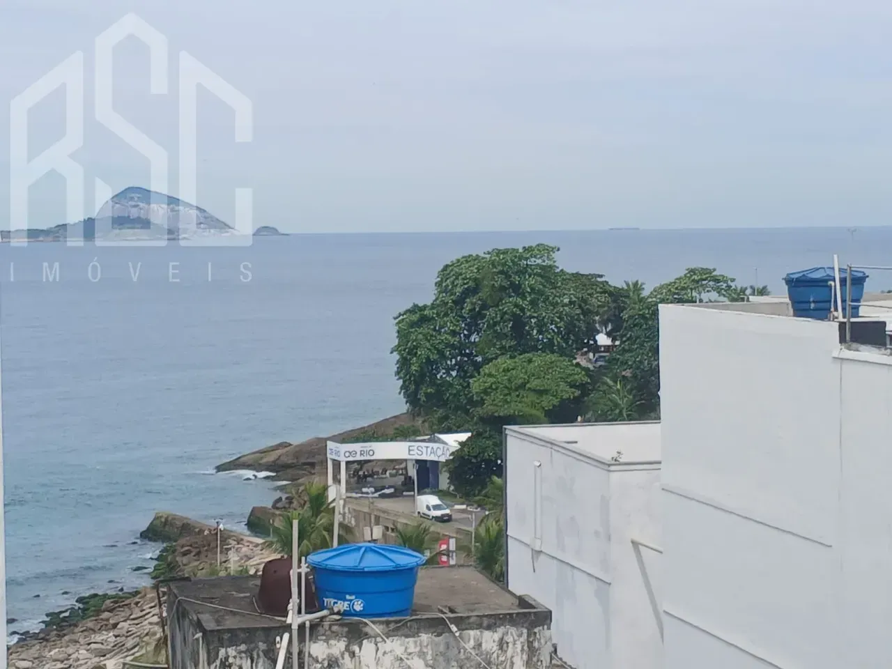 Balcony with a grill in a 2-bedroom apartment, 153 m² — photo 20