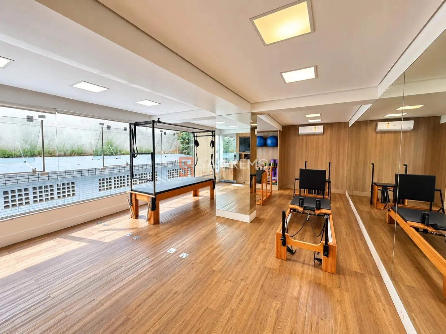2-bedroom apartment in a building with a gym — photo 3