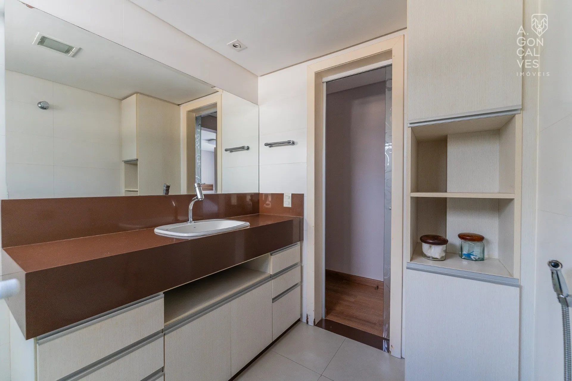Furnished 219 m² apartment with 4 bedrooms and 2 parking spots — photo 35