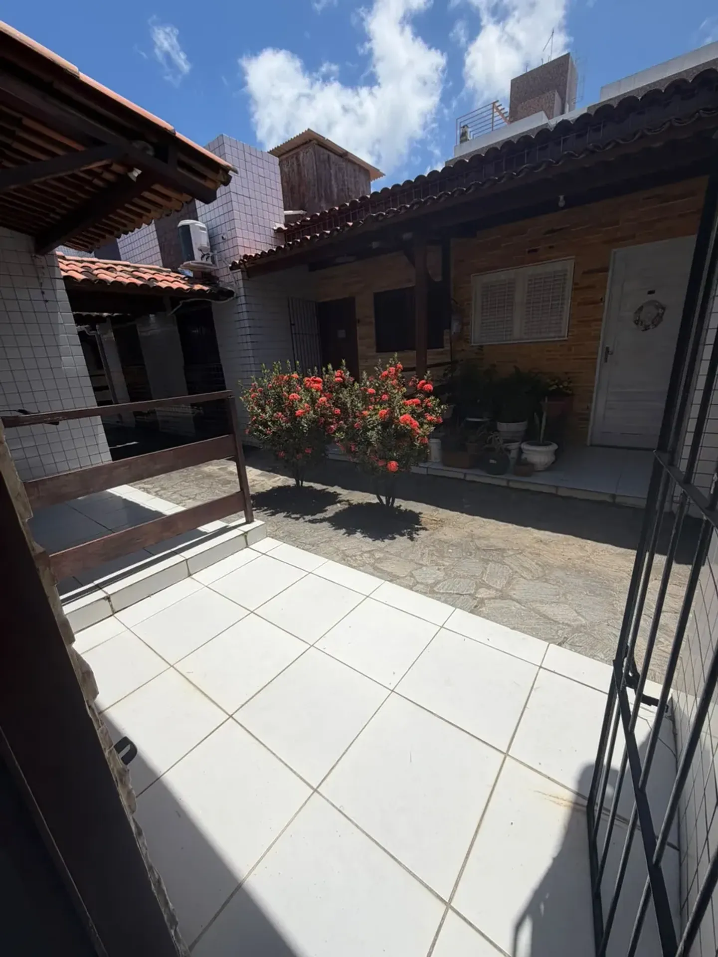 Rental house with 2 bedrooms and a glass shower enclosure — photo 4