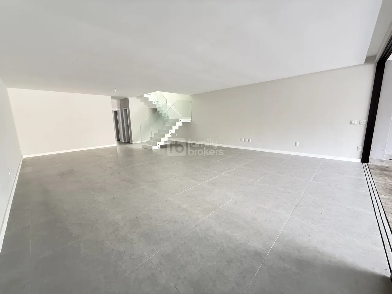 Casa sem mobília com 5 quartos e 5 banheiros — photo 2
