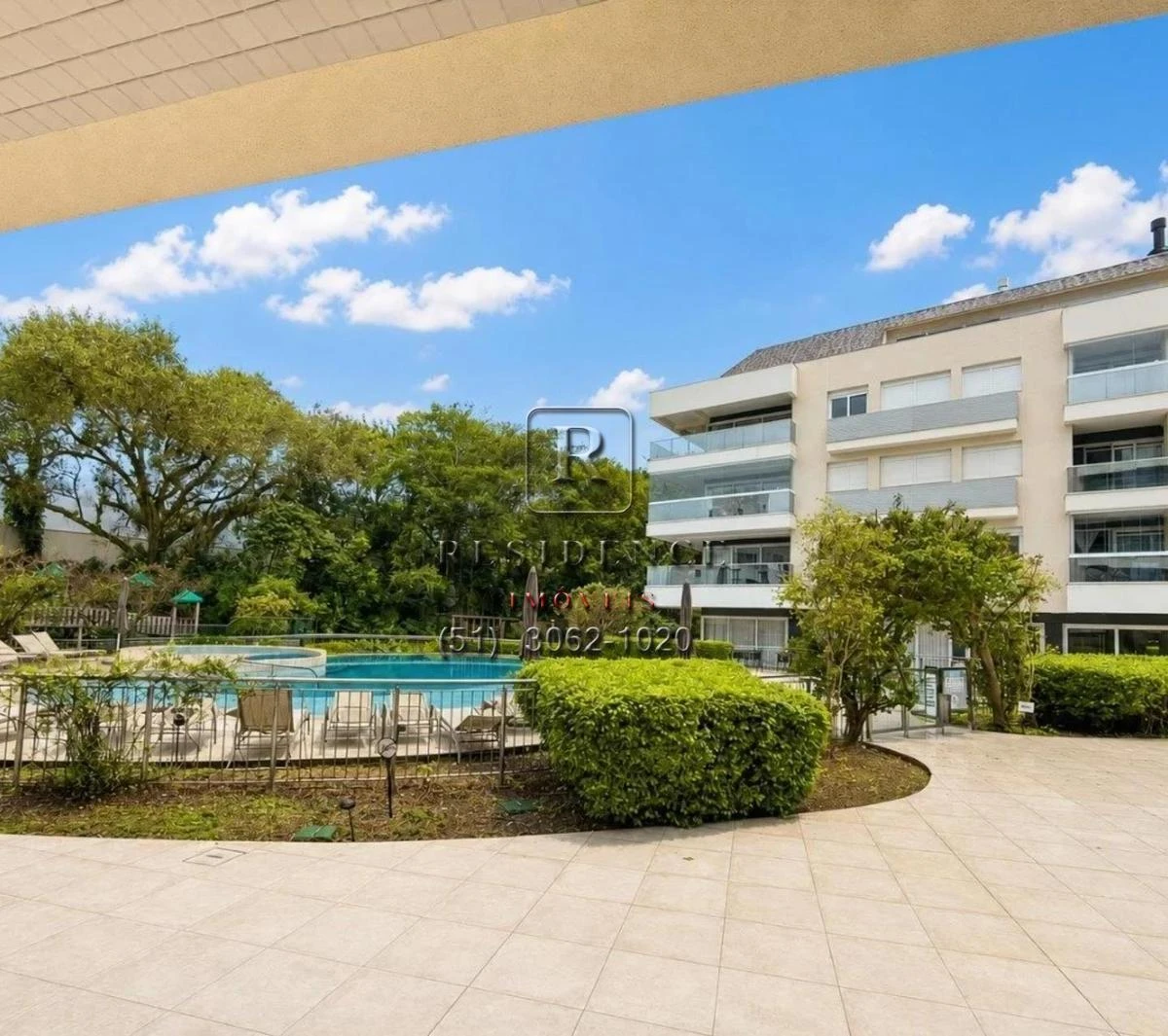 Balcony with a grill in a 2-bedroom apartment, 172 m² — photo 21