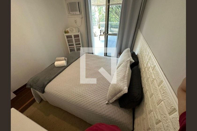 Glass-enclosed balcony in a 3-bedroom apartment, 132 m² — photo 14
