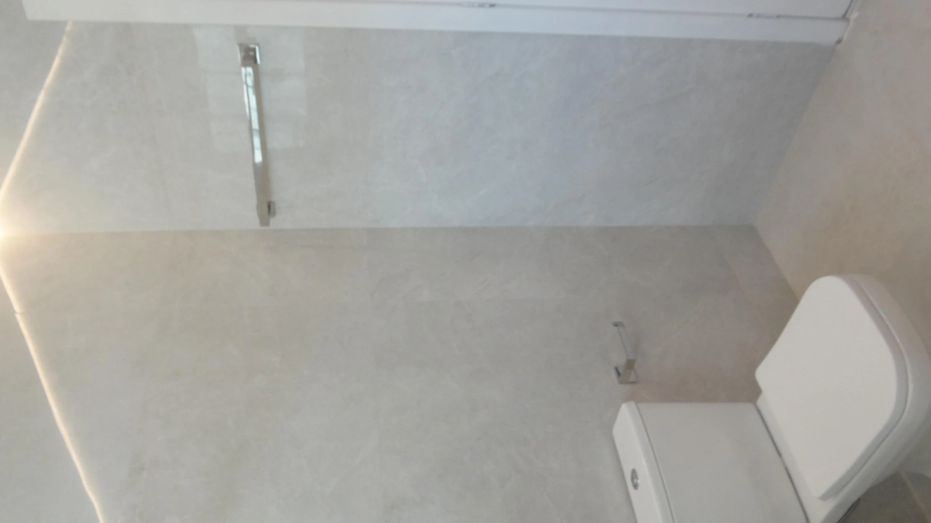 Casa de 384 m² com janelas do piso ao teto e varanda gourmet — photo 49