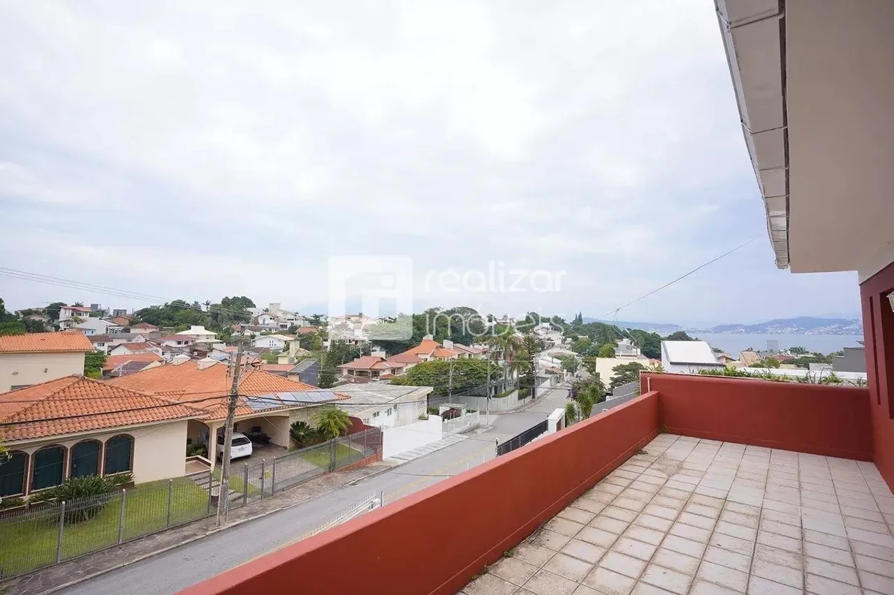 House with balcony BBQ, 5 bedrooms and 4 bathrooms