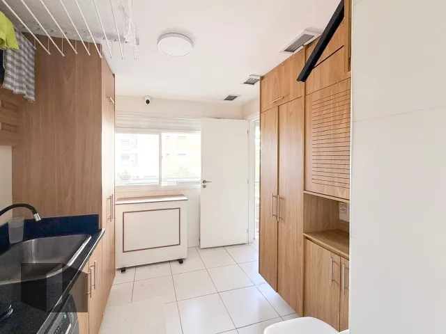 Unfurnished apartment with 4 bedrooms and open-plan kitchen — photo 29
