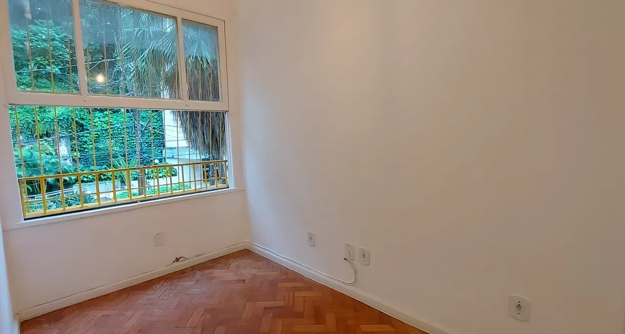 1-bedroom apartment with wood floors and glass shower — photo 20