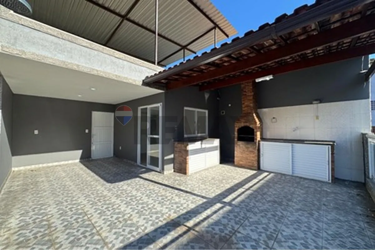 Balcony with a grill in a 3-bedroom house, 104 m² — photo 24