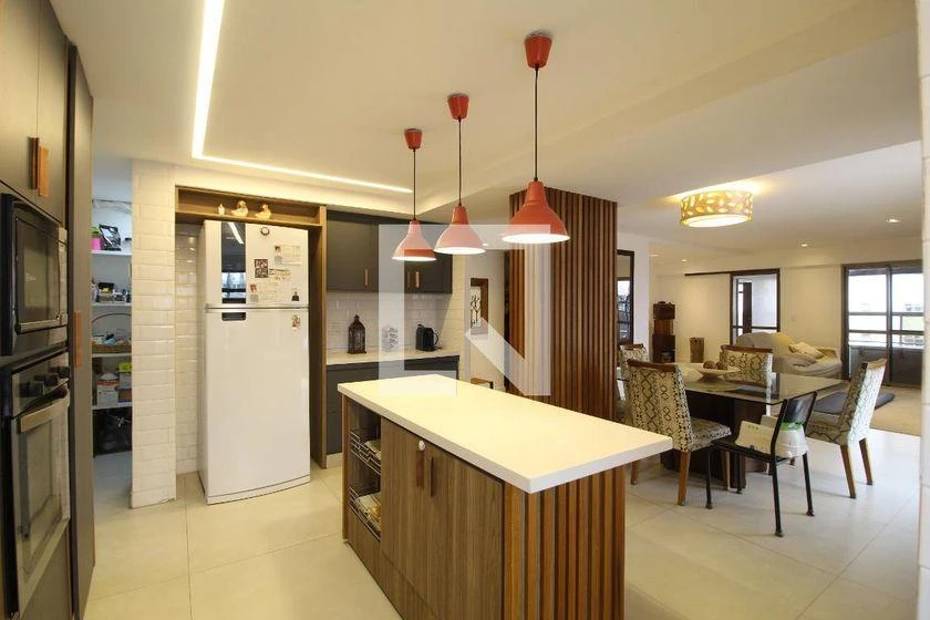 Furnished 4-bedroom apartment with 245 m² and glass balcony — photo 38