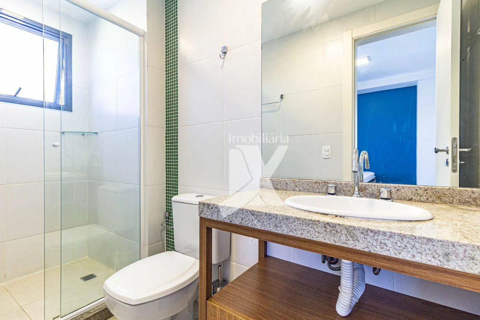 Furnished 2-bedroom apartment with open-plan kitchen — photo 17