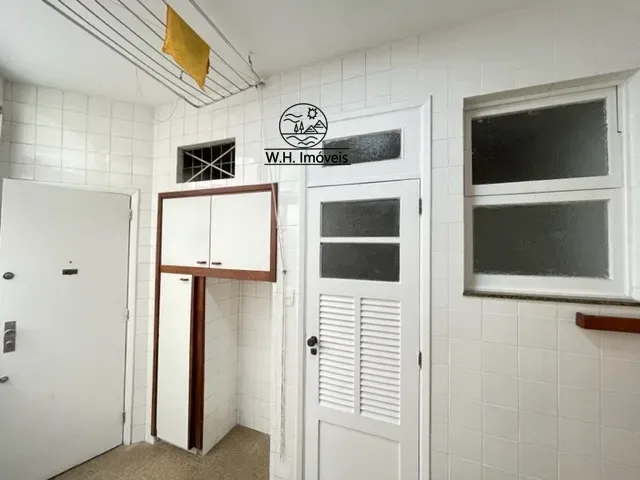 3-bedroom apartment with wood or laminate floors — photo 21