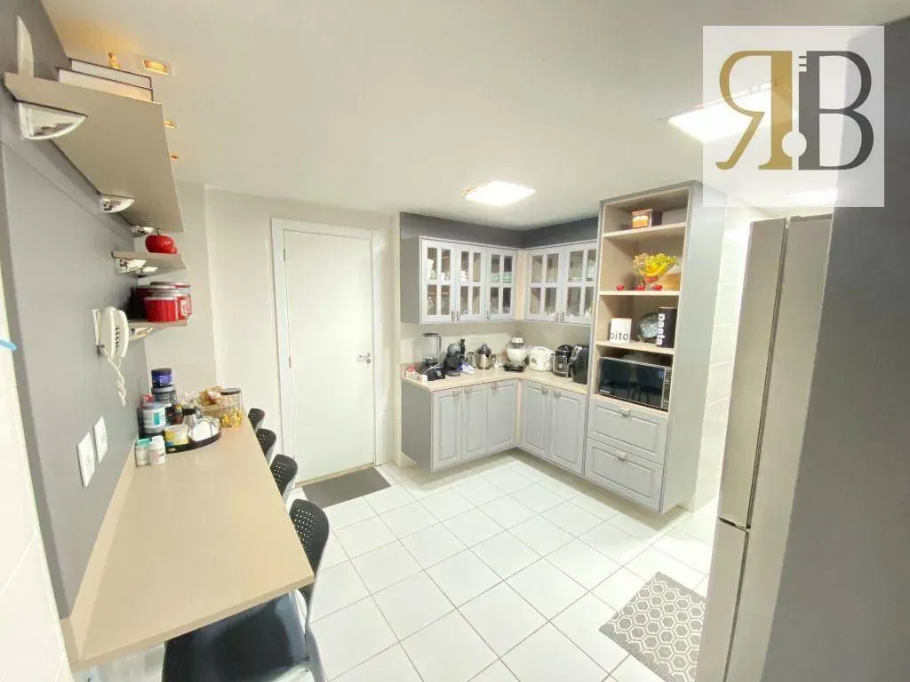 Рабочее место и 4 спальни: квартира 252 м² — photo 17